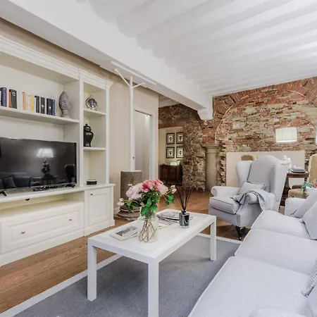 Apartment Lapo 2 Bedrooms And Outdoor In *